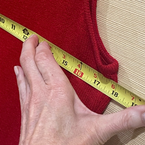 ST. JOHN Red scoop neck sleeveless knit top - Picture 6 of 9